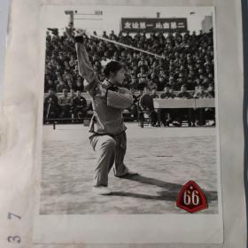 1972年全国武术表演大会在济南举行，上海运动员何玮琪表演建设中的公布举剑动作。W030