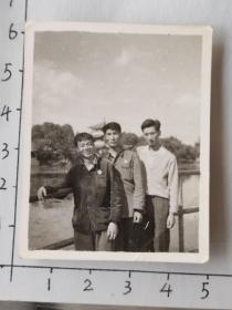 60-70年代三人佩戴毛主席像章大观楼合影照片