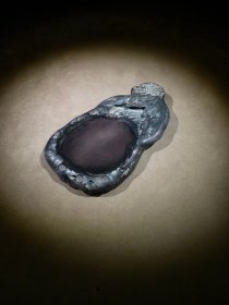 端砚,立体满工雕刻荷叶,雕刻精细逼真,维妙维肖栩栩如生。砚堂天然鱼脑冻、火捺。砚背部落款:黄任。砚长16.6厘米,宽9厘米,厚2.6厘米