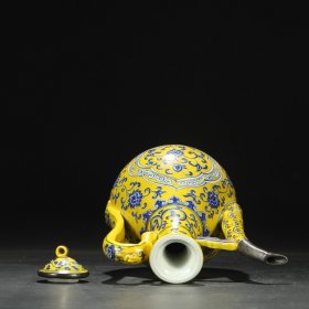 明代 永乐黄地青花开窗花卉纹银口大执壶 尺寸：高32.5公分 口径6.5公分 直径24公分