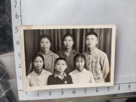 一家人佩戴毛主席像章合影照片