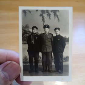 老照片-六十年代三名青年在北京动物园照相馆留影 中间青年穿军装（1962年，背面有文字说明）