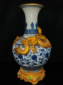 Y大清珍藏木盒内装瓷器花瓶一件，瓷器重：1631g。