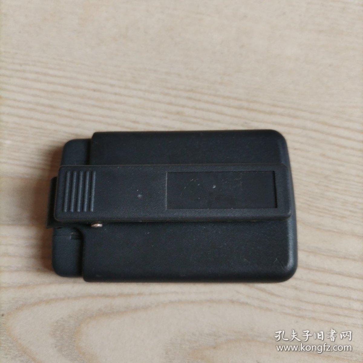 NEC传呼机R4N4-6B编号N48423733ZZ，装上电池红灯亮，有滴滴声，电池盖缺少个小角，不知能否正常使用，介意者勿拍。