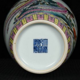 清乾隆珐琅彩描金凤凰戏牡丹纹花瓶 高22.5厘米 直径11.5厘米