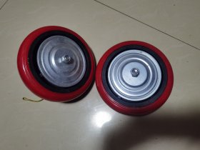 进口重型2个轮子，进口拆机轮成色如图！重型10寸左右单轮子耐磨耐用静音双轴承承重力强！单轮承重1000公斤！轮子直径20厘米，轮面宽5厘米左右（重货偏远地区加邮费！）