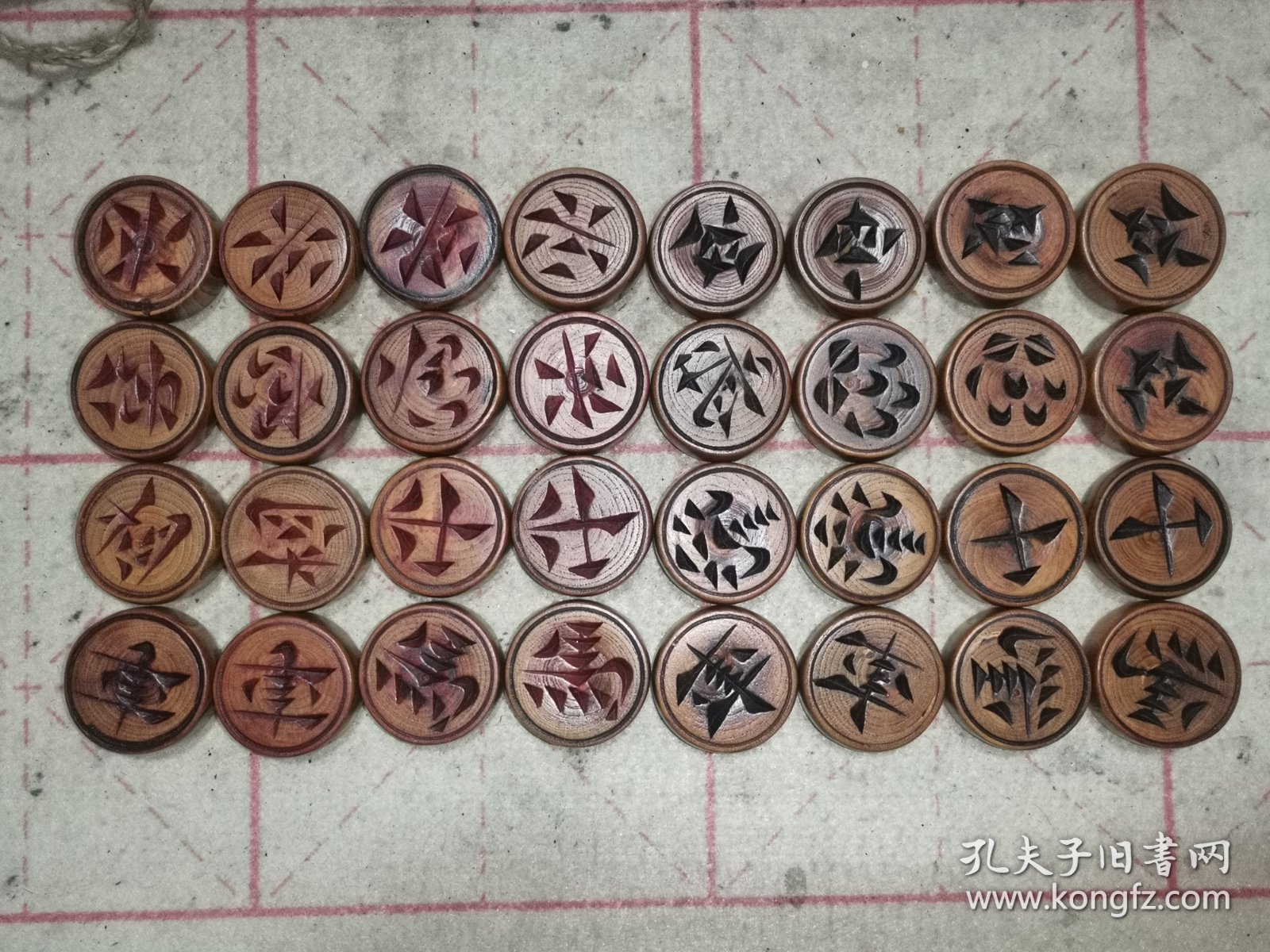 罕见漂亮的清代手工雕刻老象棋袖珍小象棋，精致典雅全套完好