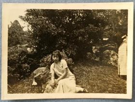 【琴珠旧藏】民国26年（1937）拍摄《坐在公园山石上的旗袍女生》原版黑白照1枚，有签名题赠：琴珠学姊惠存 留念于道中 家璟赠