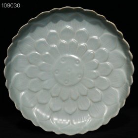 汝窑莲纹盘，高5cm直径25.2cm