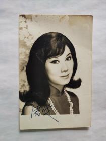 凌波，戴项链照片一张，香港六十年代邵氏电影公司著名女演员。艺名小娟，