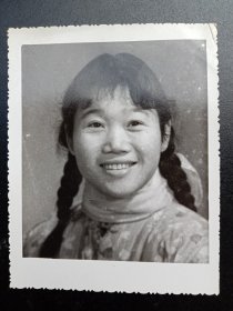 《老照片》1970年代花衣白围巾辨子少女