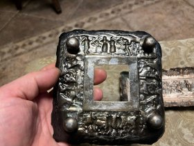 精品，英国19世纪古董书房铜镀银文具9件套，最大尺寸笔架长25 ，书报夹高14 ，墨水瓶托盘宽13，总重4.5斤。高浮雕工艺，众多人物刻画精巧，细节非常丰富。包浆浑厚，品相完美，带像框角原装钉，英伦风书房重器。