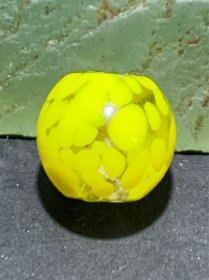 建国前后库存仿白水晶蘸花工艺琉璃苹果珠一颗，