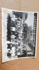 北京市育英学校87届文科班毕业留影 一九八七年六月三日 照片有折痕，脏印有掉漆现象。详情看图片，后面有黄色印记。品相差介意者勿拍看好购买。