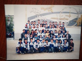 90年代末吉林市某中学班级合影照片一张