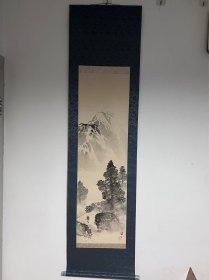 清仓回流字画书画挂轴山水写意工笔花鸟人物书法茶道。名家 伊藤溪水【水墨山水】 手绘真迹，绢本高级花绫装裱，青花瓷轴头。画177cm*45.8cm，画心112cm*33.5cm。418元包邮，青花瓷轴头左边有破损建议品相勿拍，老书画不换 不退