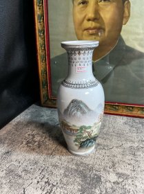 70，80年代，景德镇手绘山水花瓶一只，开线