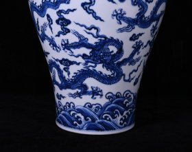 清青花龙纹梅瓶，高35×23厘米