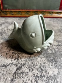 70年代左右，宜兴豆青釉鲸鱼一只