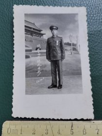 1963年参加国庆观礼的上尉军官留影纪念