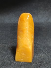 田黄石线雕印章 一两田黄十两金，市面上有“石帝”印石之王的美称。打灯肌理表皮组织可见密如之网的细萝卜纹，条理清晰。表皮可见一处天然裂格。博弈工，收藏级。尺寸:7.2cm*2.7cm克重:100.4g