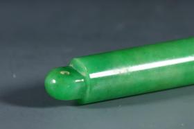 清代，翡翠素面翎管规格：长7.4cm直径1.4cm重23g此件翎管，翡翠为材，切磨规整，质地莹润，青翠欲滴。翎管圆柱体，一端中空，顶端一孔，孔型规整。翎管用料上乘，做工精细，且保存完好，值得藏家珍爱收藏。