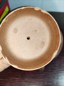吴德盛款紫砂壶。功夫茶壶。素颜磨砂手感。非常舒适。有一点边磕碰。没有用过。完好品