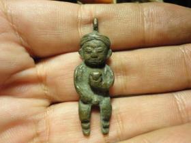 清以前老铜人挂件，品相完好，高3.5cm.（不包括挂孔）大开门，包老保真。