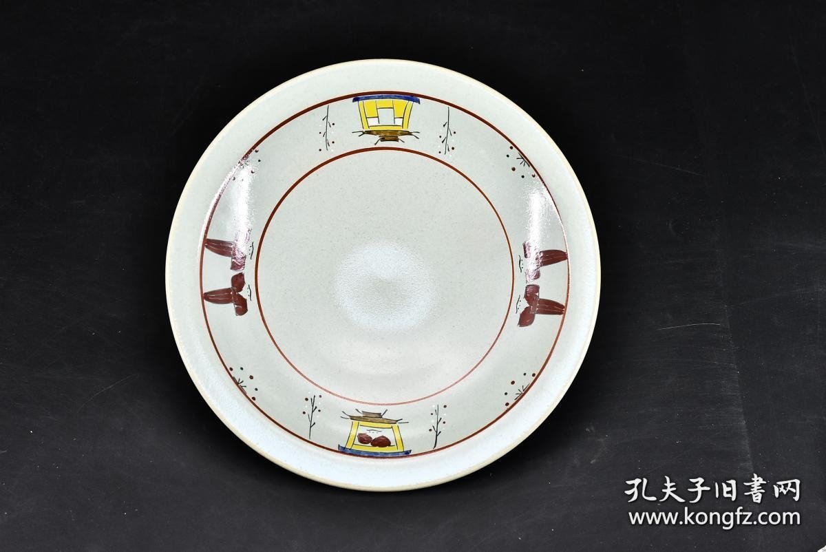 奈良絵 大盐昭山作 《日本赤肤烧传统工艺陶瓷器》饰皿原盒一件 未使用 开片 样式精美 背面有款 尺寸：26.5*26.5*4.5cm 赤肤烧是指以奈良县奈良市赤肤町为中心的西京丘陵一带窑厂生产的陶器。绘图以御伽草子等庶民题材为主。顺丰快递，邮费贵点。