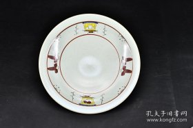 奈良絵 大盐昭山作 《日本赤肤烧传统工艺陶瓷器》饰皿原盒一件 未使用 开片 样式精美 背面有款 尺寸：26.5*26.5*4.5cm 赤肤烧是指以奈良县奈良市赤肤町为中心的西京丘陵一带窑厂生产的陶器。绘图以御伽草子等庶民题材为主。顺丰快递，邮费贵点。