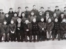 1984年庆祝大同发电总厂二电厂二号机组投产发电合影留念（长73.5厘米，宽20厘米）