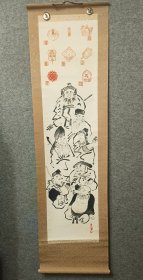 别具一格七福神  秩父七福神 日本回流画轴挂轴 真纯手绘品 月峯作 纵160Cm横45Cm。纸本裬裱，轴无 。   画上端是章都为纯手盖 ，章型特别，中心点为宝珠中莲上的弁才天种子字，大黑ma在圆福密，轮为多闻之天… (HF274)
