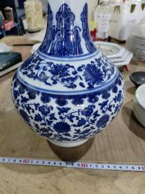 大清乾隆年制青花瓷花瓶，高度约31cm