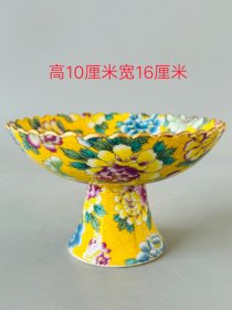 清代雍正御制珐琅彩花卉纹高足盘。全品无残，品相完整，成色如图。