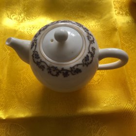 金花边白瓷茶壶