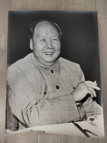 著名已故摄影家吕相友摄影作品，1962年毛主席在北京出席招待会銀盐老照片，麻面厚纸泛银，照片背面有说明和著名摄影家鉴赏签名。