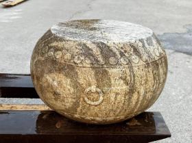 清代，白石双儿石鼓一件，造型独特，石纹漂亮，皮壳包浆一流。尺寸如图zxp