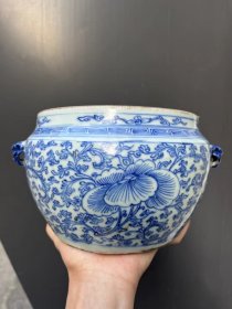 清代乾隆时期细路青花瑞兽钮缸，口沿有一磕