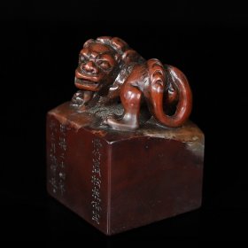 珍藏木盒寿山石雕刻瑞兽钮印章一套，印章从左到右尺寸分别为:5×4.9×7.4厘米、4.4×4.4×8.2厘米、4.9×4.9×7.6厘米、印章净总重885克！品相佳 收藏佳品