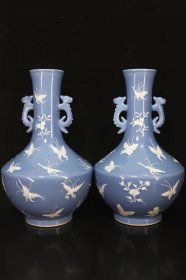 瓷器，雍正雕刻款蓝釉堆白蝴蝶纹双耳瓶一对
宽24厘米高38厘米
编号21200k588239