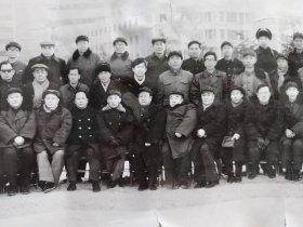 1984年庆祝大同发电总厂二电厂二号机组投产发电合影留念（长73.5厘米，宽20厘米）