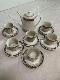 六七八年代唐山瓷器，茶具13头，一壶六杯六碟，品相完美，老物件有尘垢难免，清洗干净完美如新