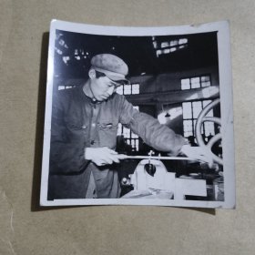 60年代黑白照片钳工【24】