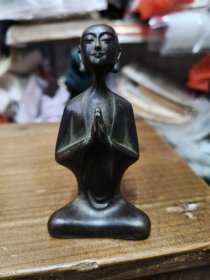 铜沙弥坐像