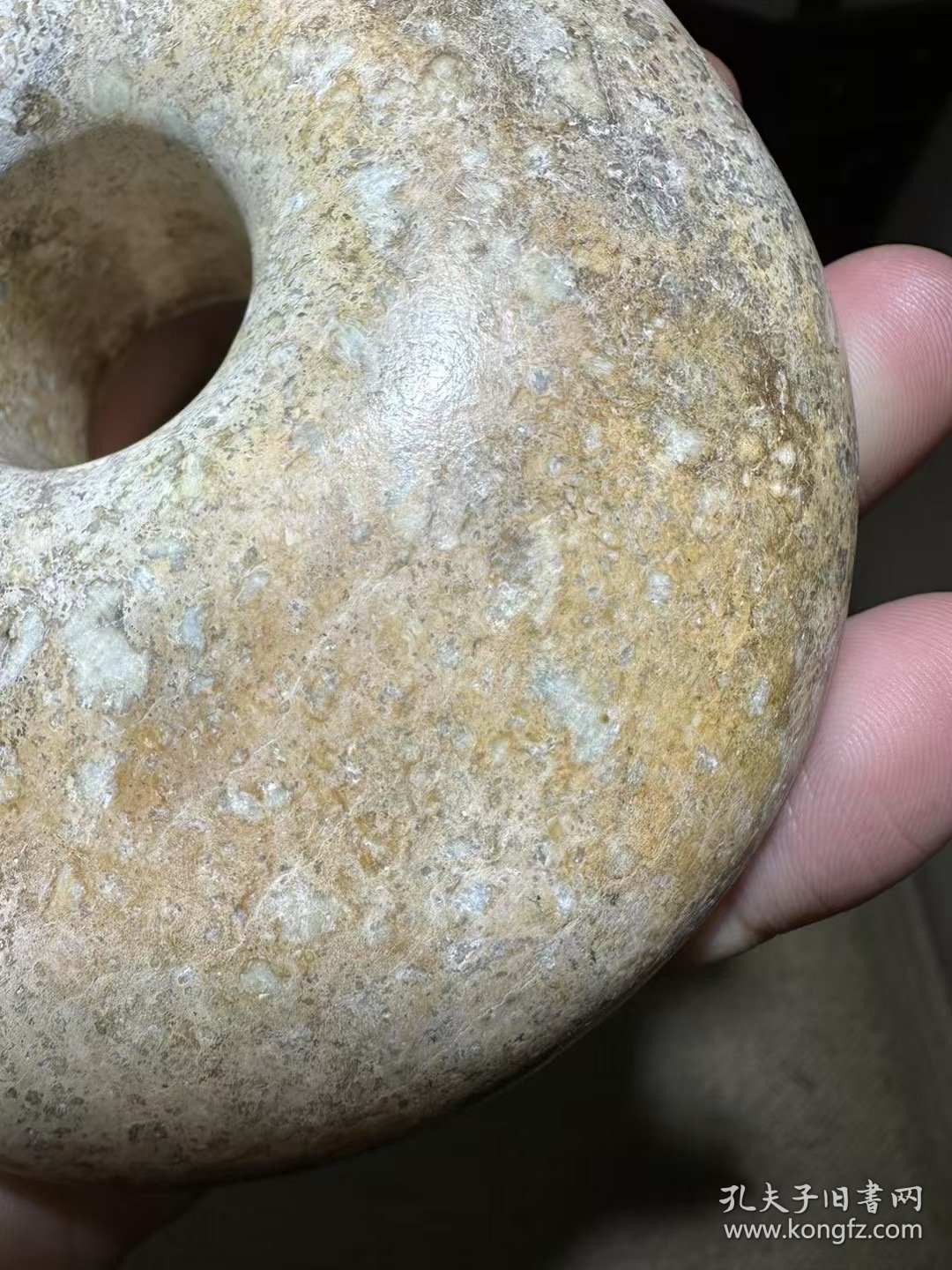 馆藏级红山文化猪龙，整体钙化鸡骨白，透闪石结构，重约1049克。全品完整，傻开门状态，与馆藏同款。适合收藏或摆件，感兴趣的朋友可以联系我。