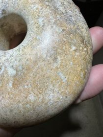 馆藏级红山文化猪龙,整体钙化鸡骨白,透闪石结构,重约1049克。全品完整,傻开门状态,与馆藏同款。适合收藏或摆件,感兴趣的朋友可以联系我。