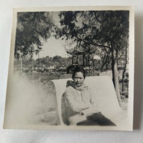 1961年一月，美女在昆明翠湖留影照片