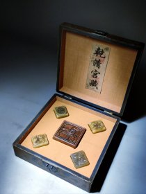珍藏寿山石印章一套，雕刻花卉诗文，雕工精细，石质细腻，