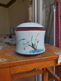 淡绿釉手绘兰花茶叶罐