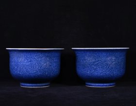 大明宣德蓝釉内红雕刻龙纹碗一对，高10.7×16厘米